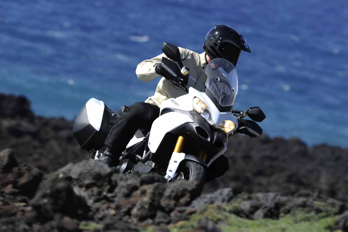 US bikers taunt pursuit cop following crash