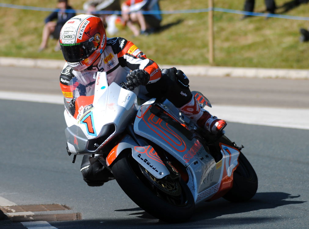 Molyneux & Farrance win Sidecar TT