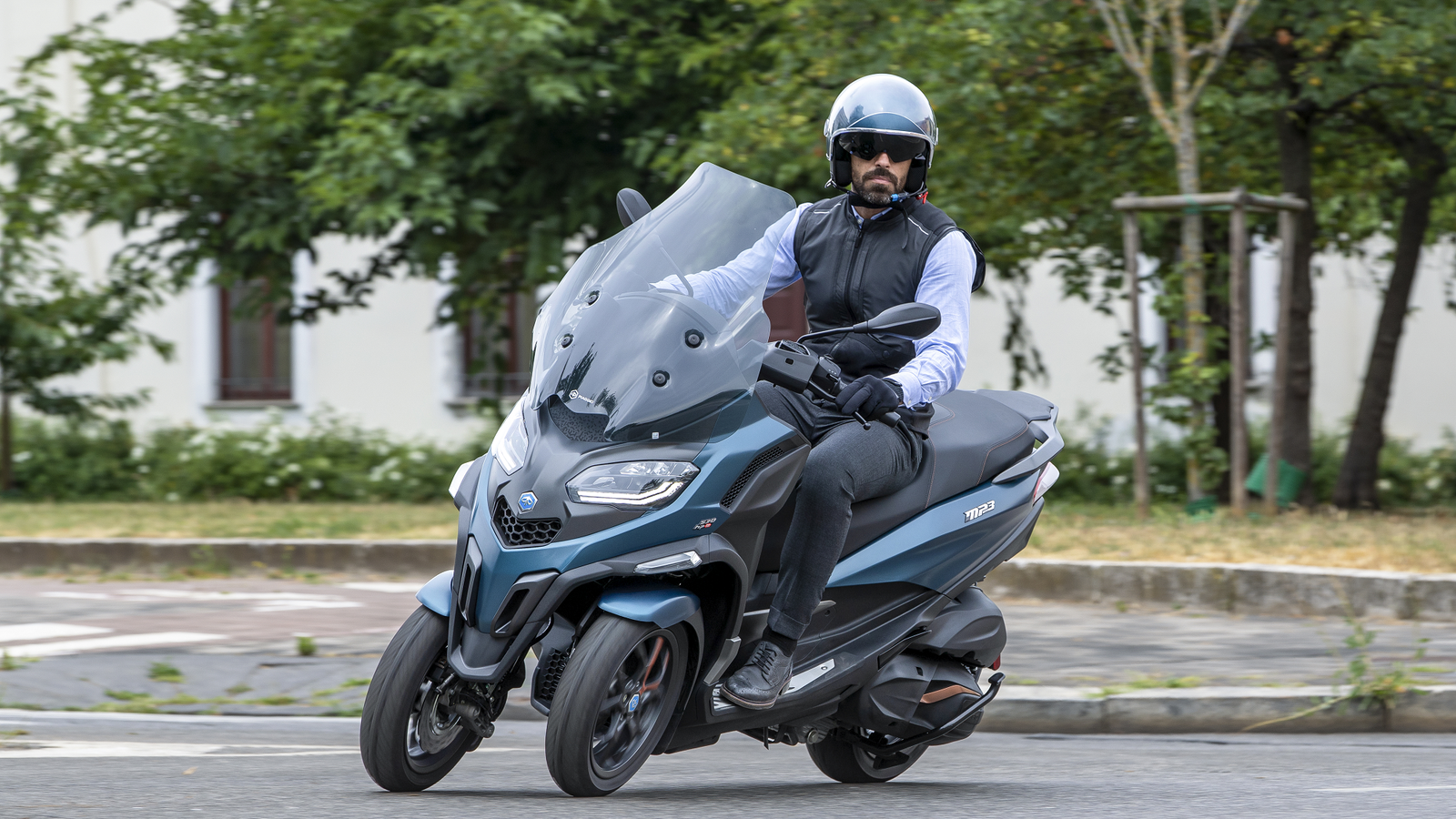 Piaggio MP3 530 Exclusive turning left. - Piaggio