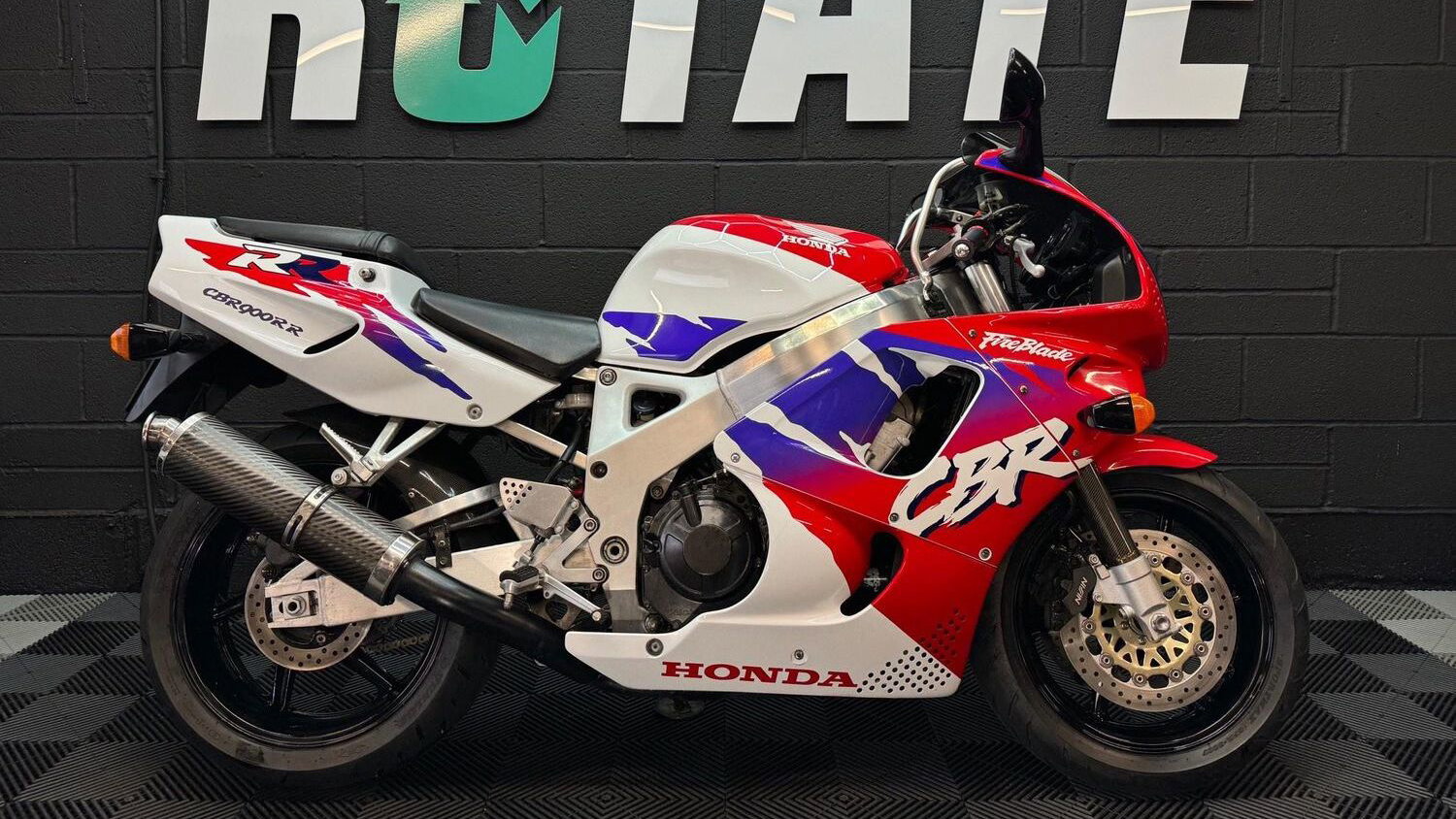 Honda CBR900RR - side