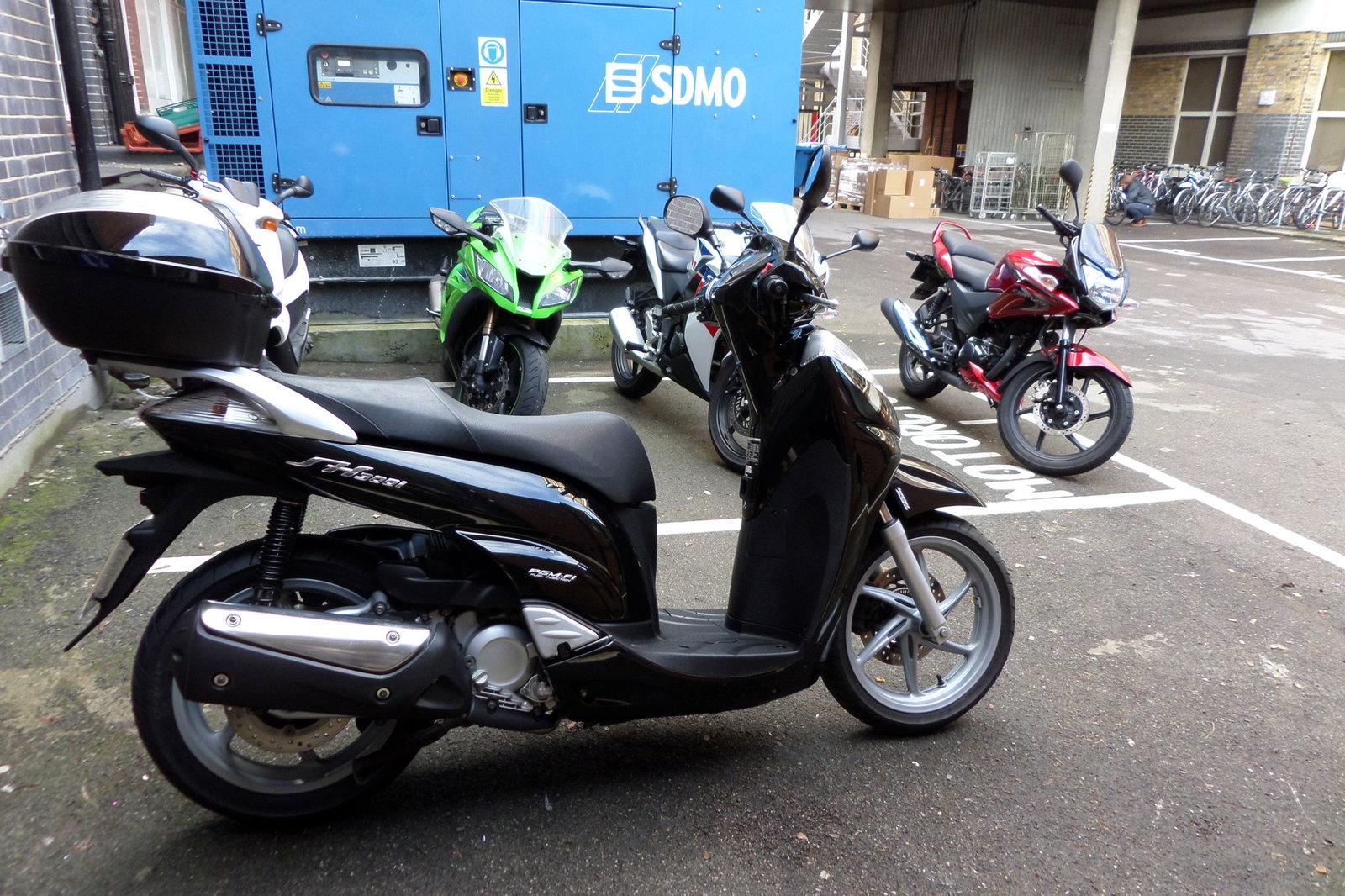 Comparison test: Kawasaki Ninja 300 vs. Daelim VJF250 review