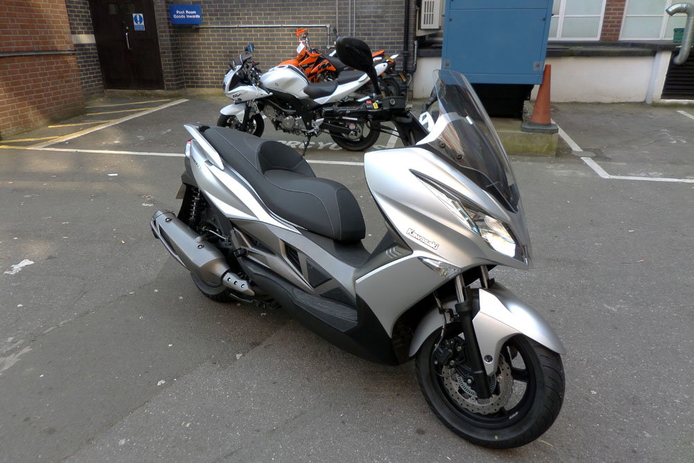 Can a Kawasaki J300 beat a GSX-R600 off the lights?