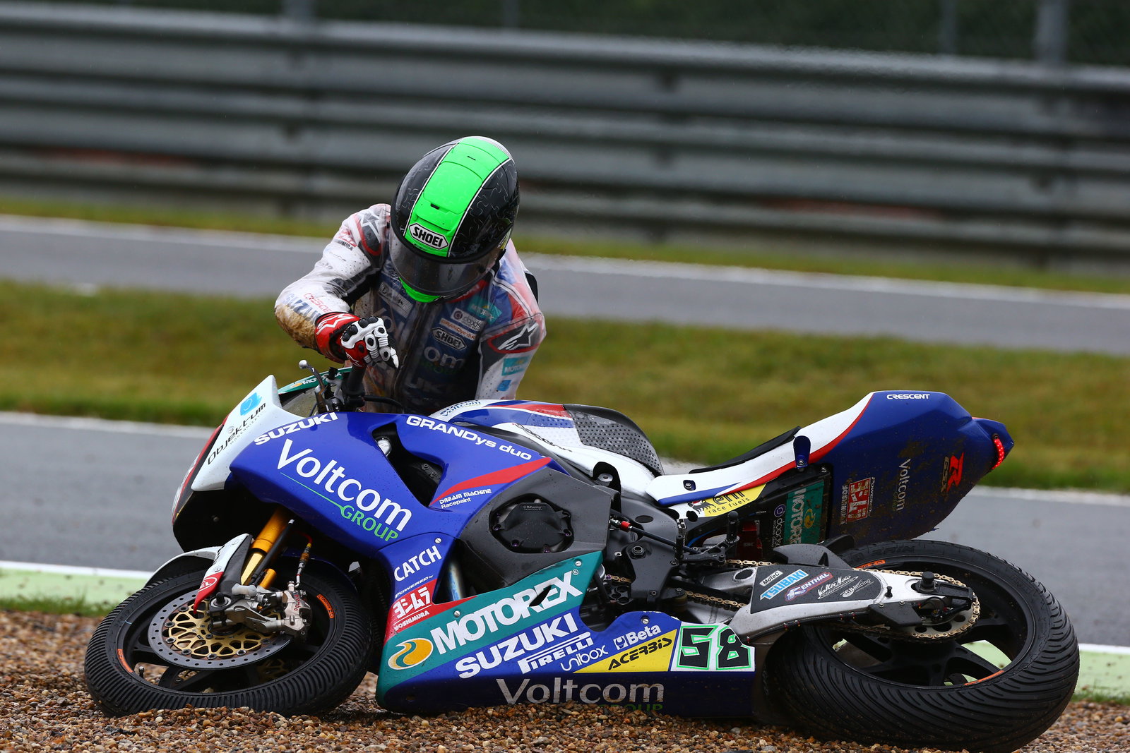 Lowes stays with Crescent Suzuki for 2015