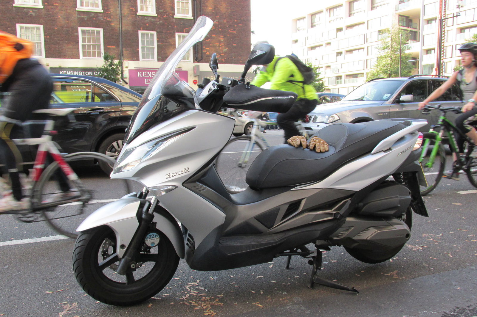 Kawasaki J300 fails to ignite neighbour's hedge