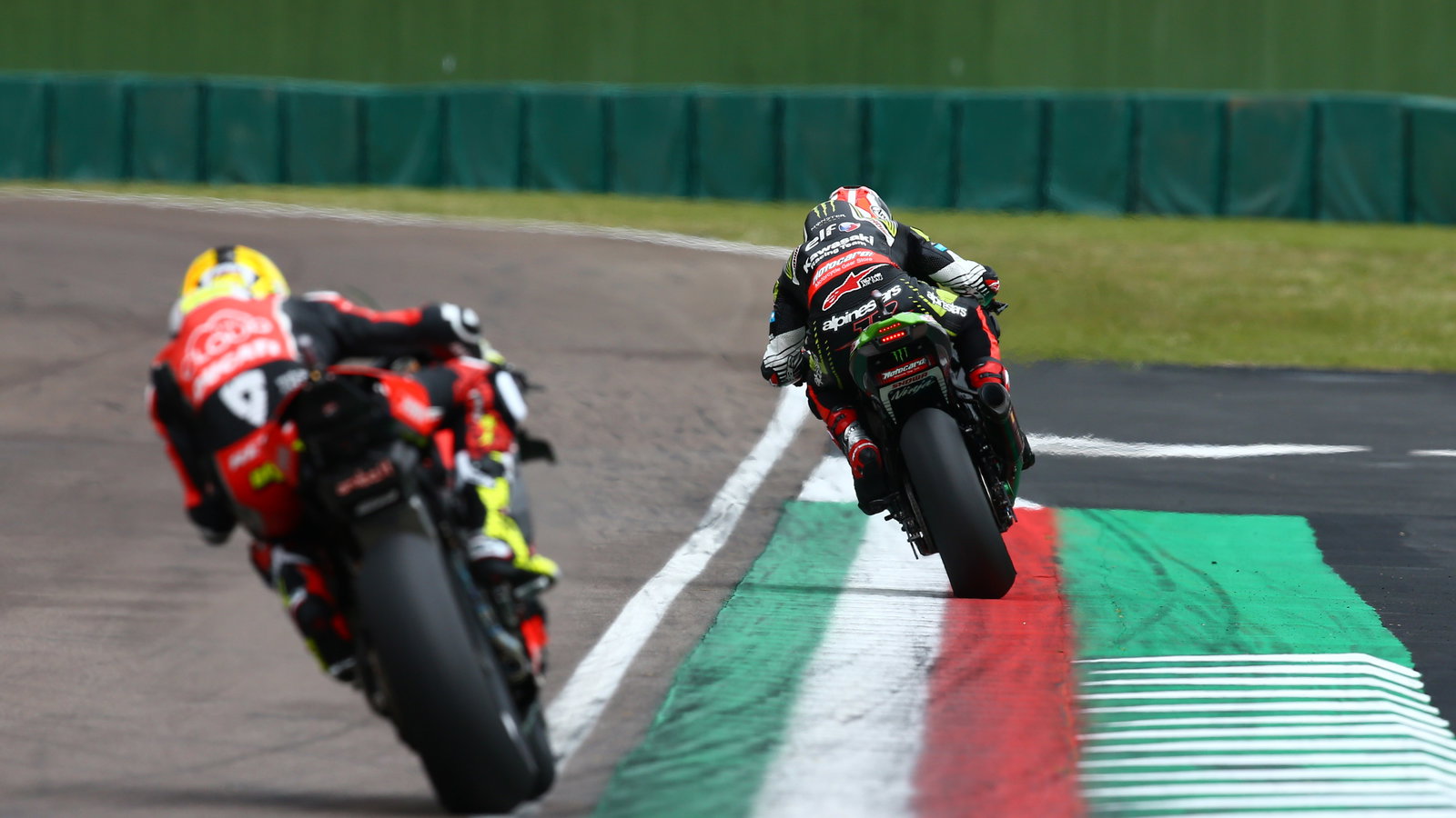 Jonathan Rea leads Alvaro Bautista, 2019 Italian WorldSBK. - Gold and Goose