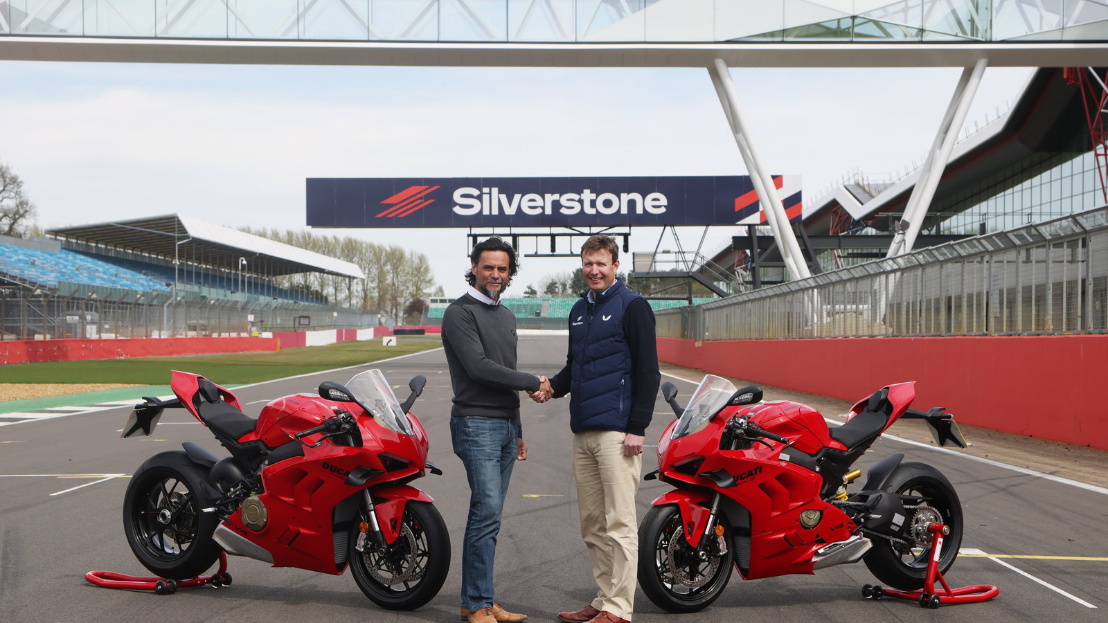 Fabrizio Cazzoli, Stuart Pringle and two Panigale V4s at Silverstone. - Ducati Media