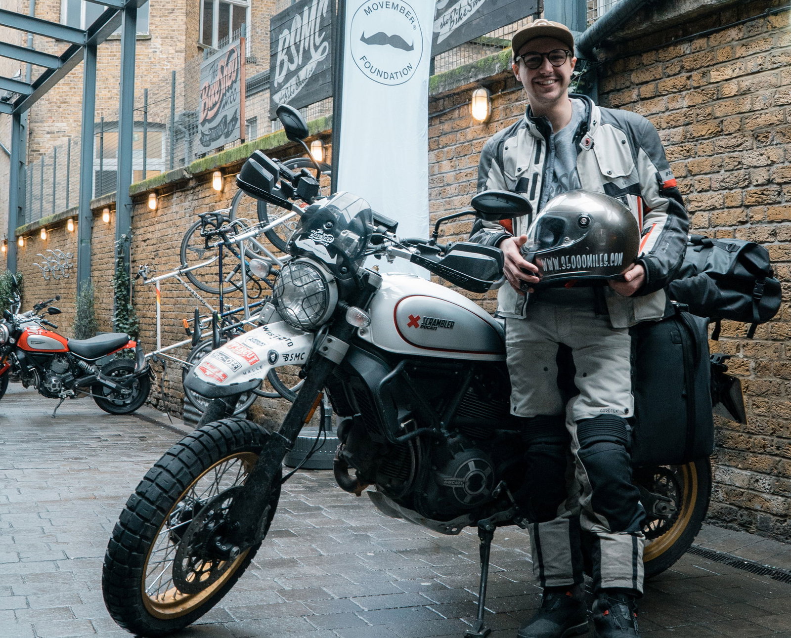 Retro bike game set for a mobile near you