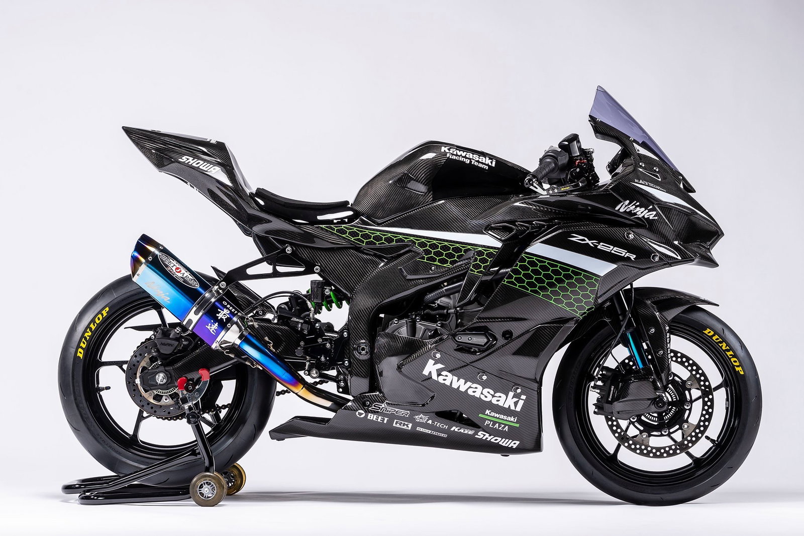 CV03 ① 2025 Kawasaki Ninja® ZX™-6R Pearl Robotic White / Metallic