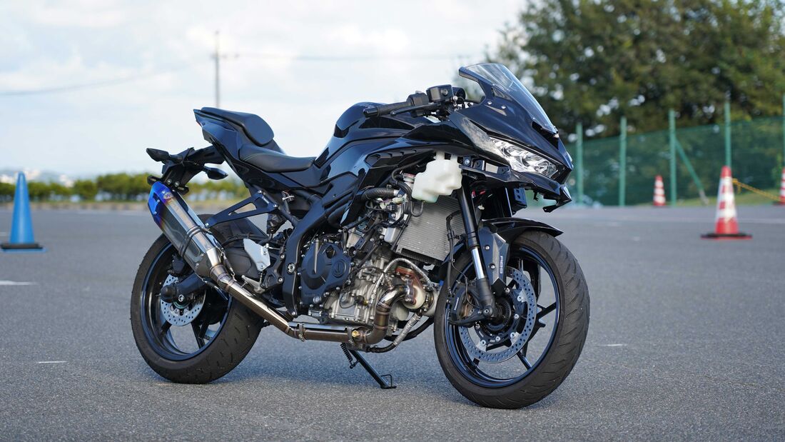 Kawasaki-ZX-25-R-Turbo-Trick-