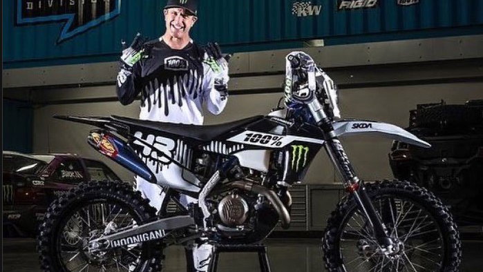 Ken-B-passing-dirtbike