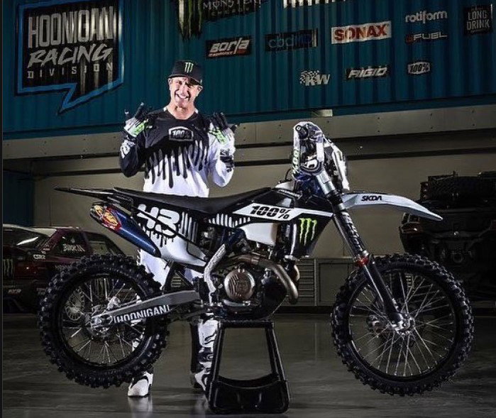 Ken-B-passing-dirtbike