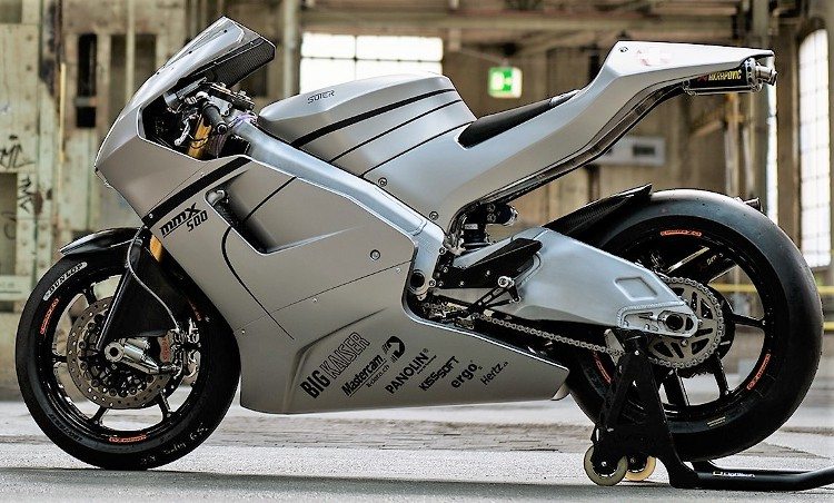 An idiot driver or a lesson in defensive riding?