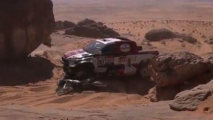 Dakar driver knocks over motorcyclist