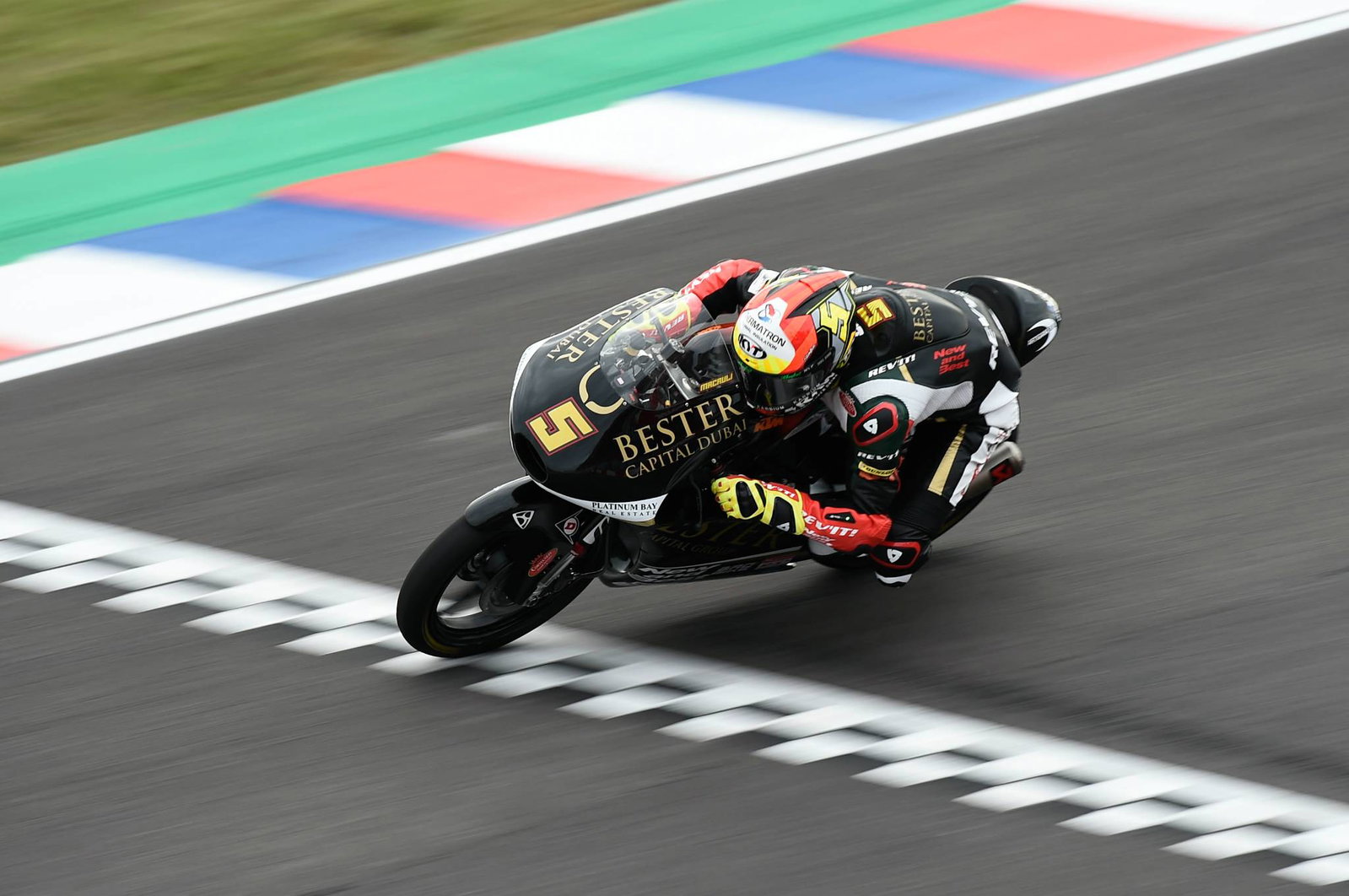 Marquez cruises to victory in Argentina, Rossi beats Dovi