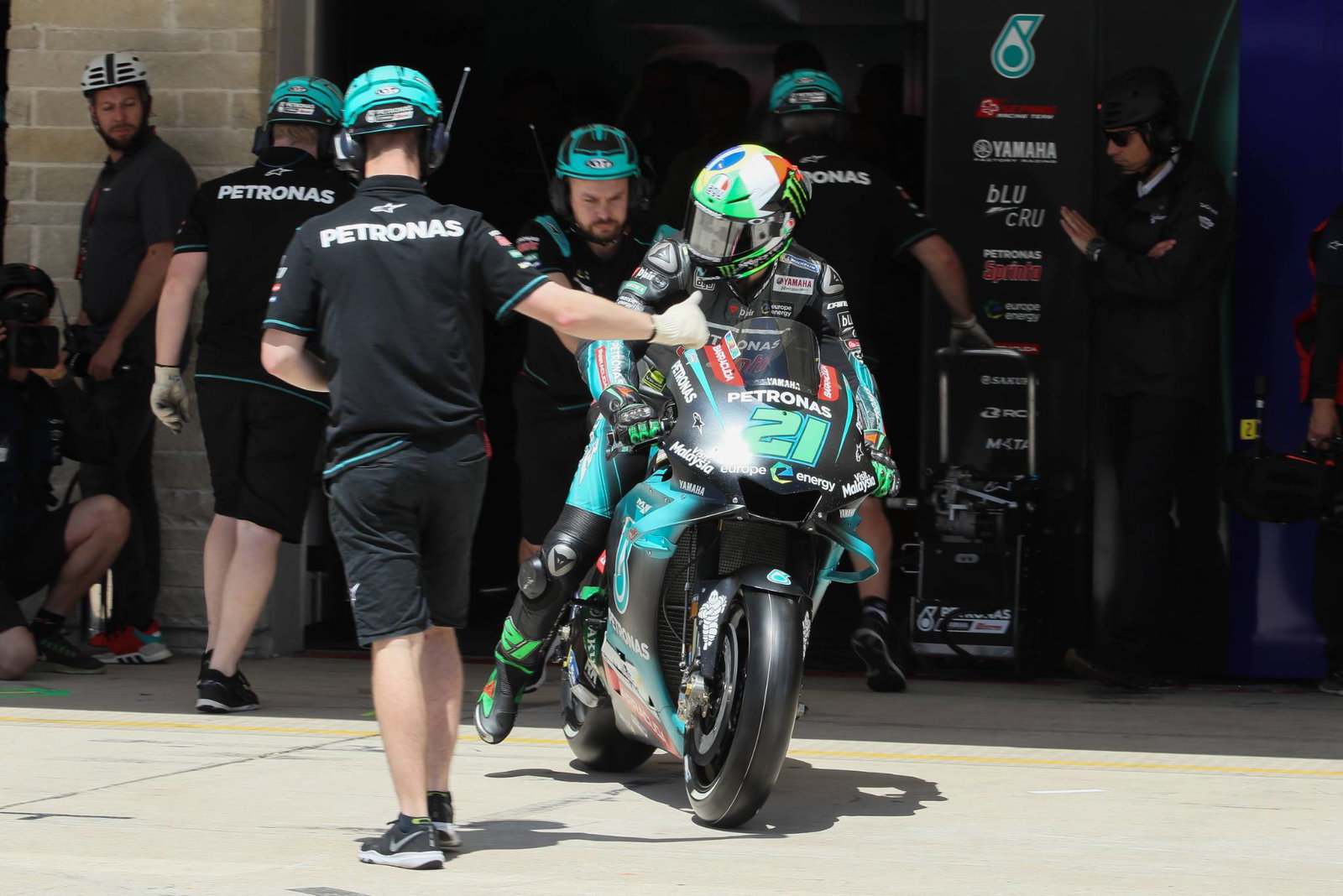 Video: Marquez introduces RCV to football star Joaquín 