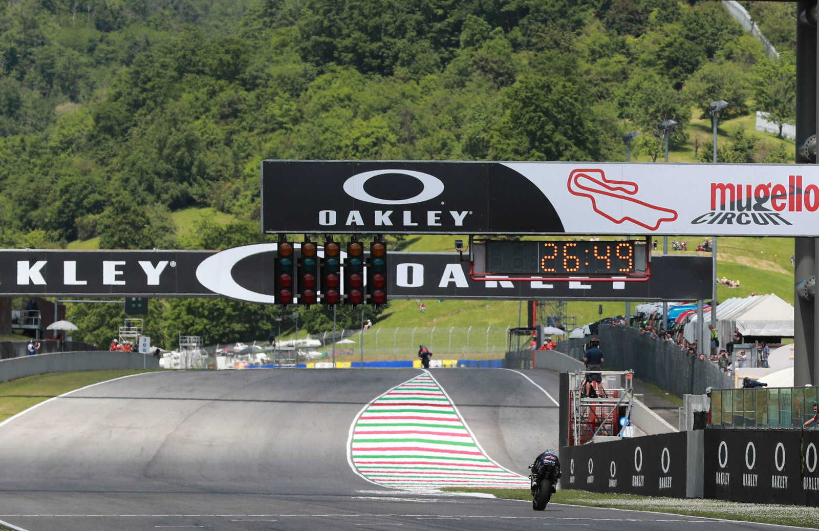 Fast start for Petrucci despite flu, final corner