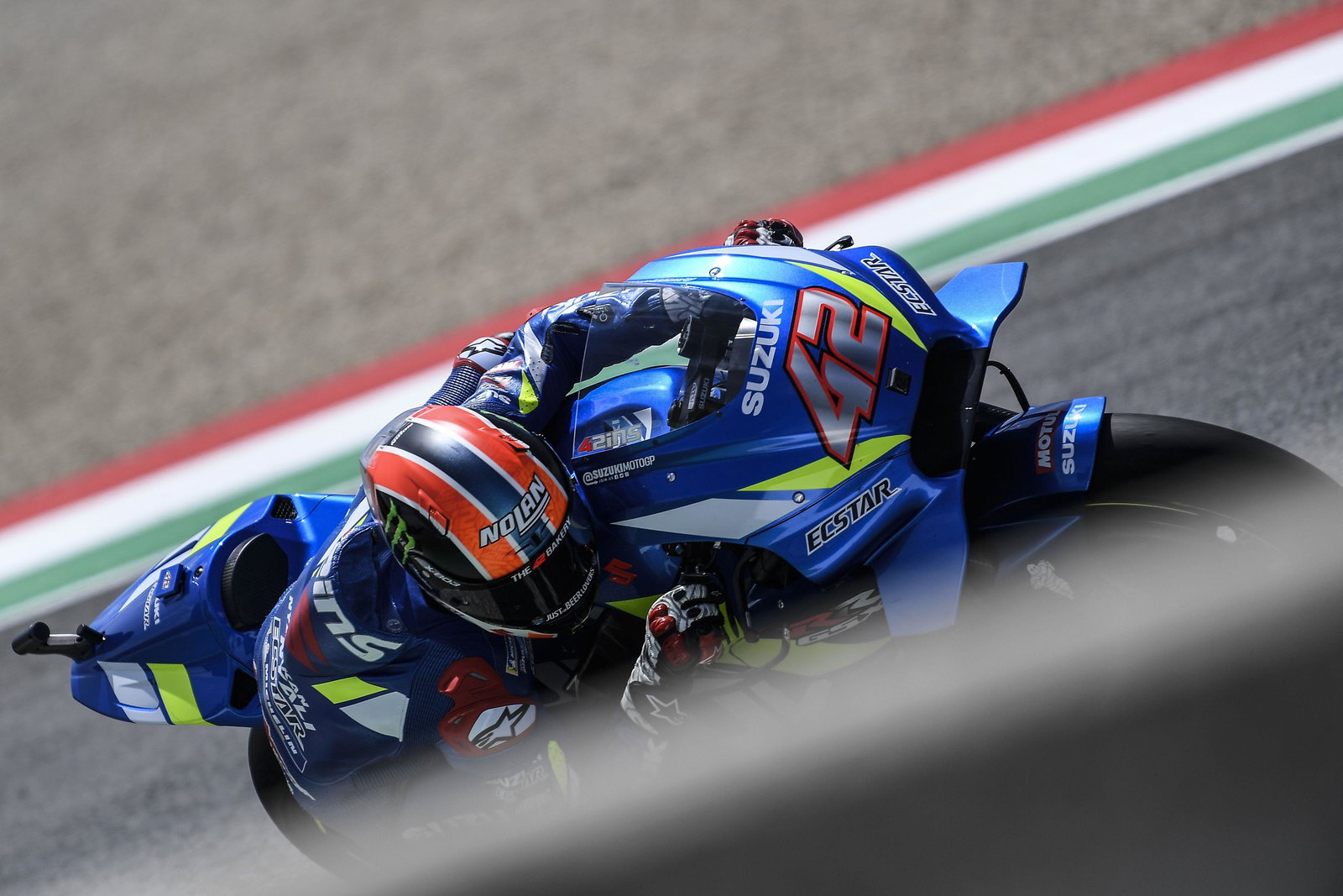Suzuki’s Rins outfoxes Marquez to win British MotoGP by 0.013s!