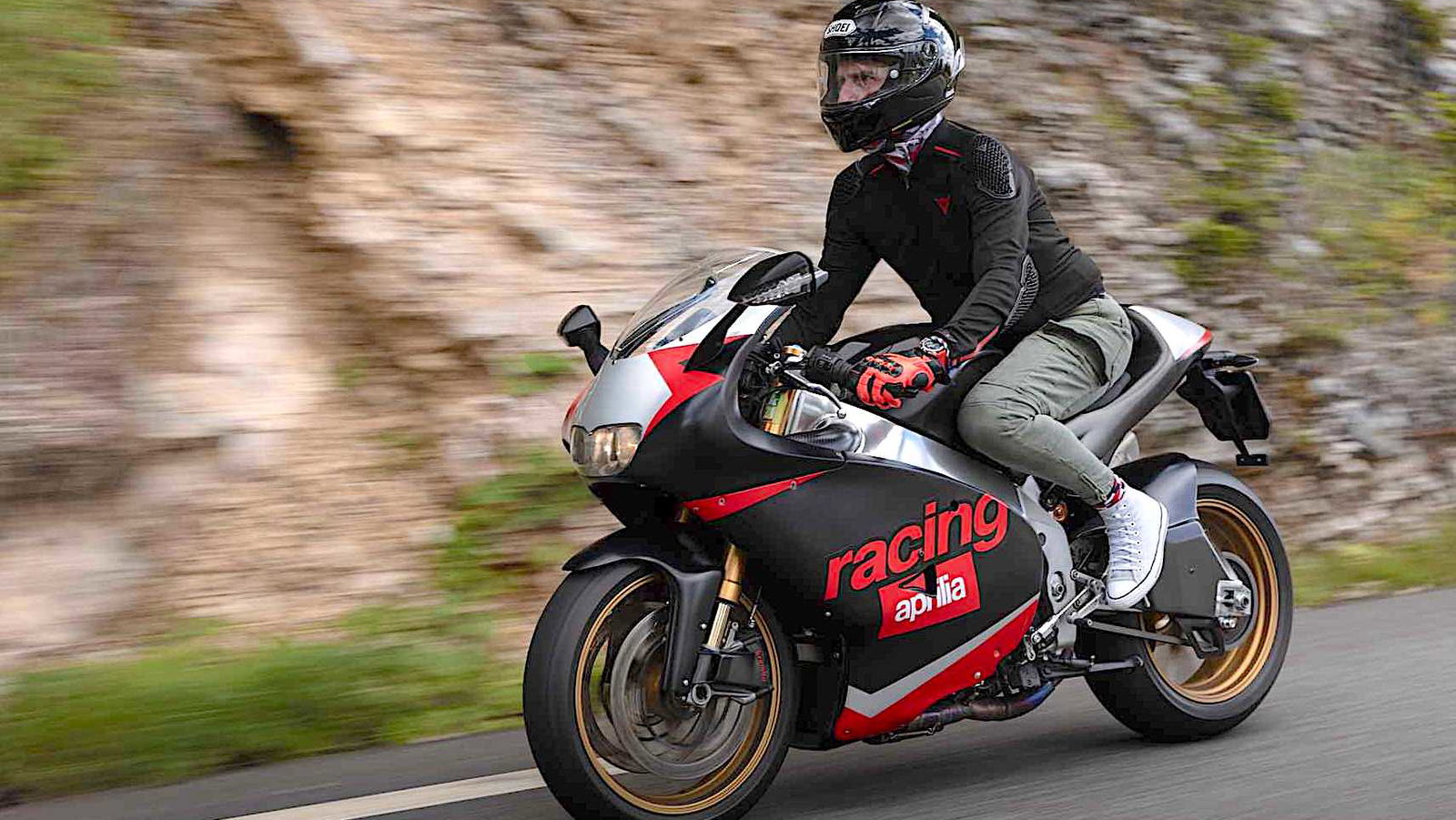 Aprilia RSV4 - Aprilia RS250 tribute