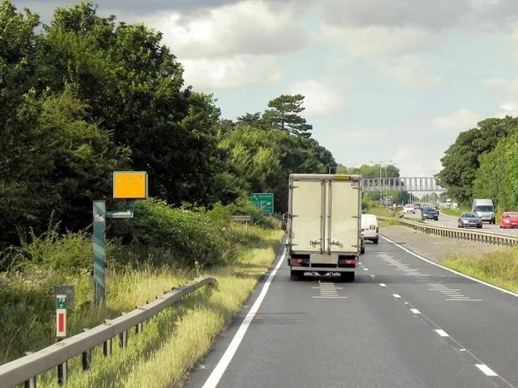 Un radar sur une route au Royaume-Uni