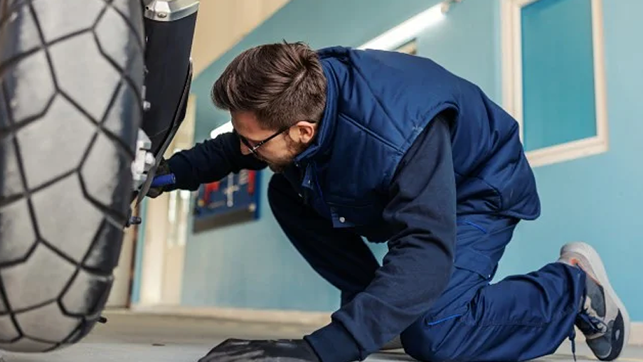 Examiner conducting an MOT. - BMF