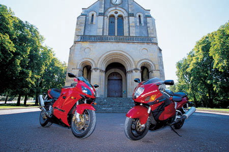 Road Test: Kawasaki ZX-12R vs. Suzuki Hayabusa | Visordown