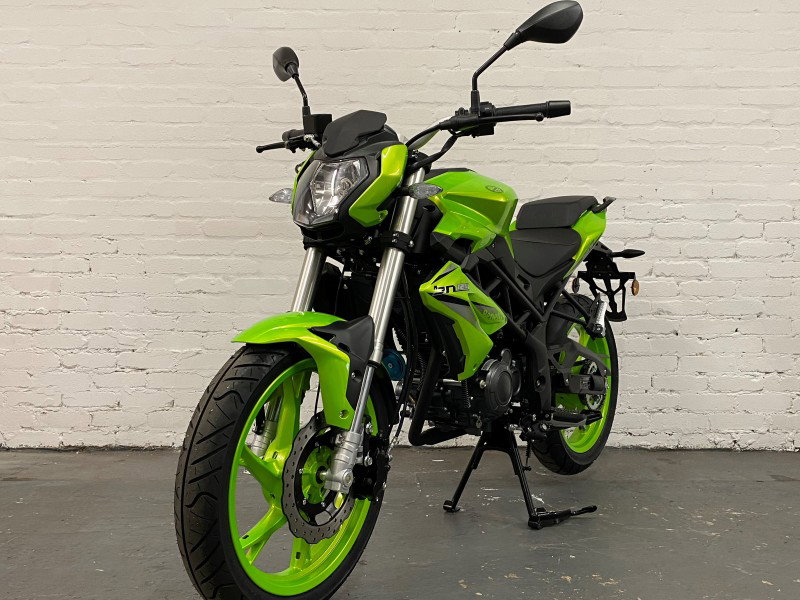 Benelli BN 125, Flash Green, front quarter shot.