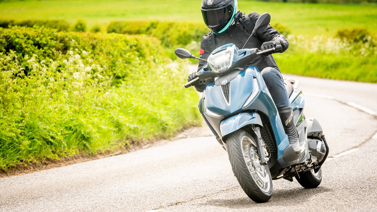 Piaggio Beverly 300 HPE review 2021