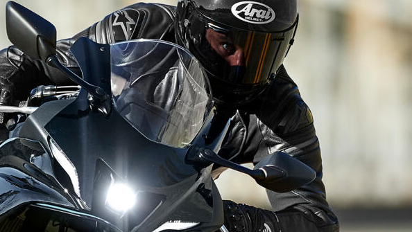 Yamaha YZF-R7 front-on. - Yamaha