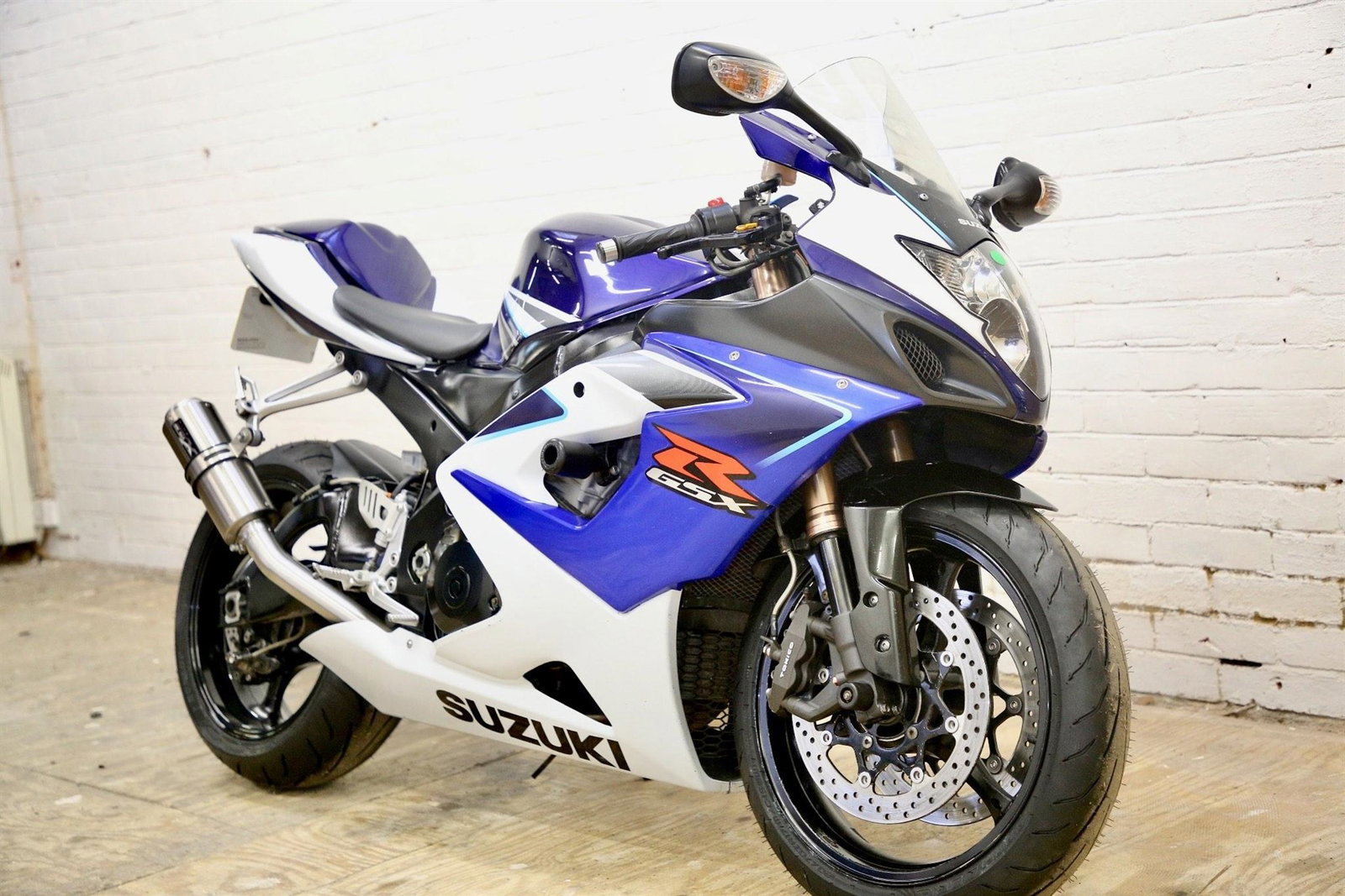 スズキGSX-R1000  K5 Suzuki GSX-R1000 K5 Review — One Bike to Rule them All | by Power